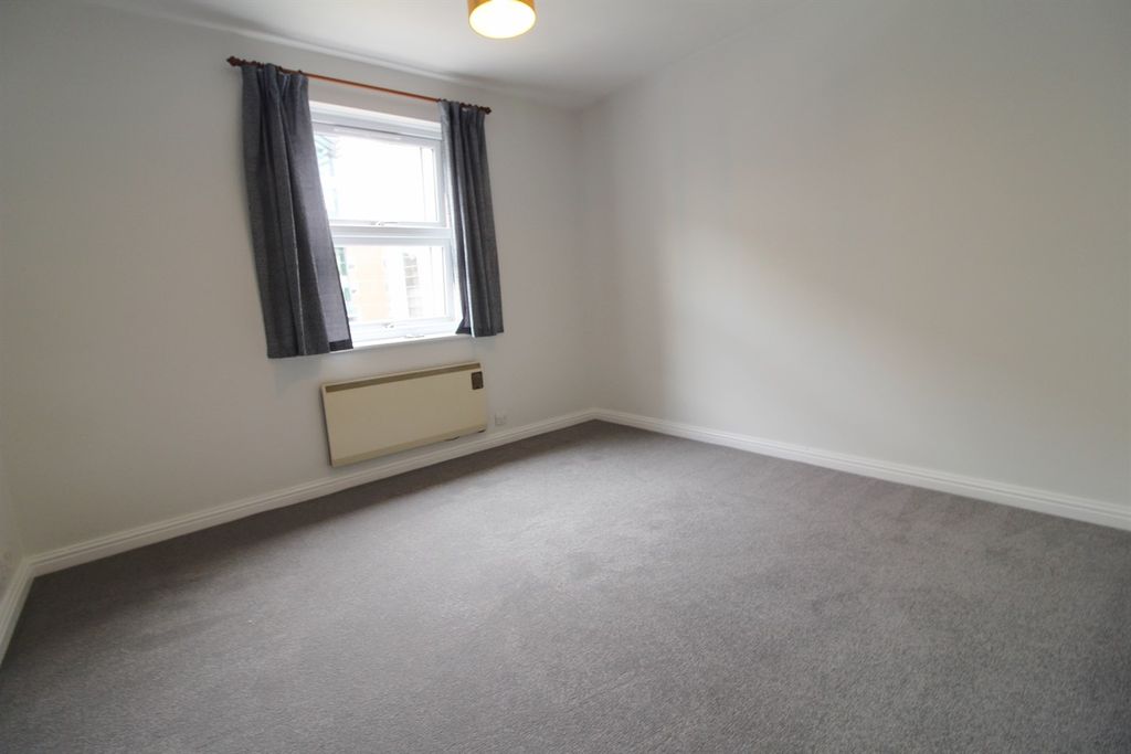 Property photo 3 of 4 Bed1