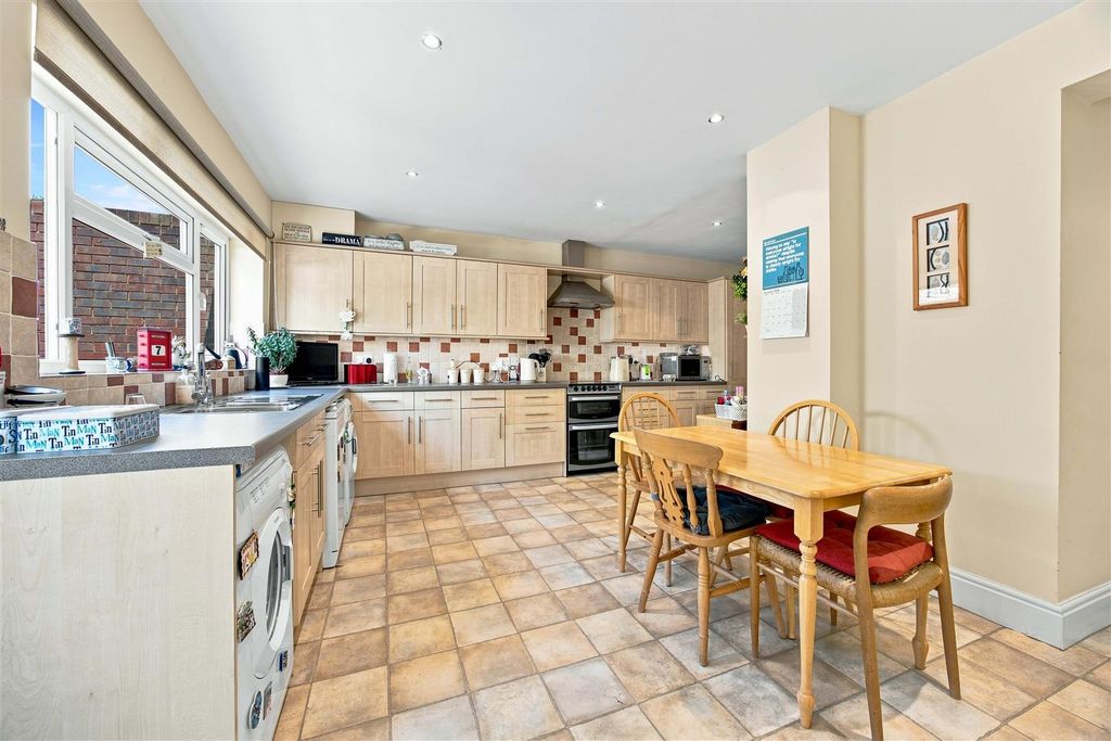 Property photo 3 of 19 Kitchen