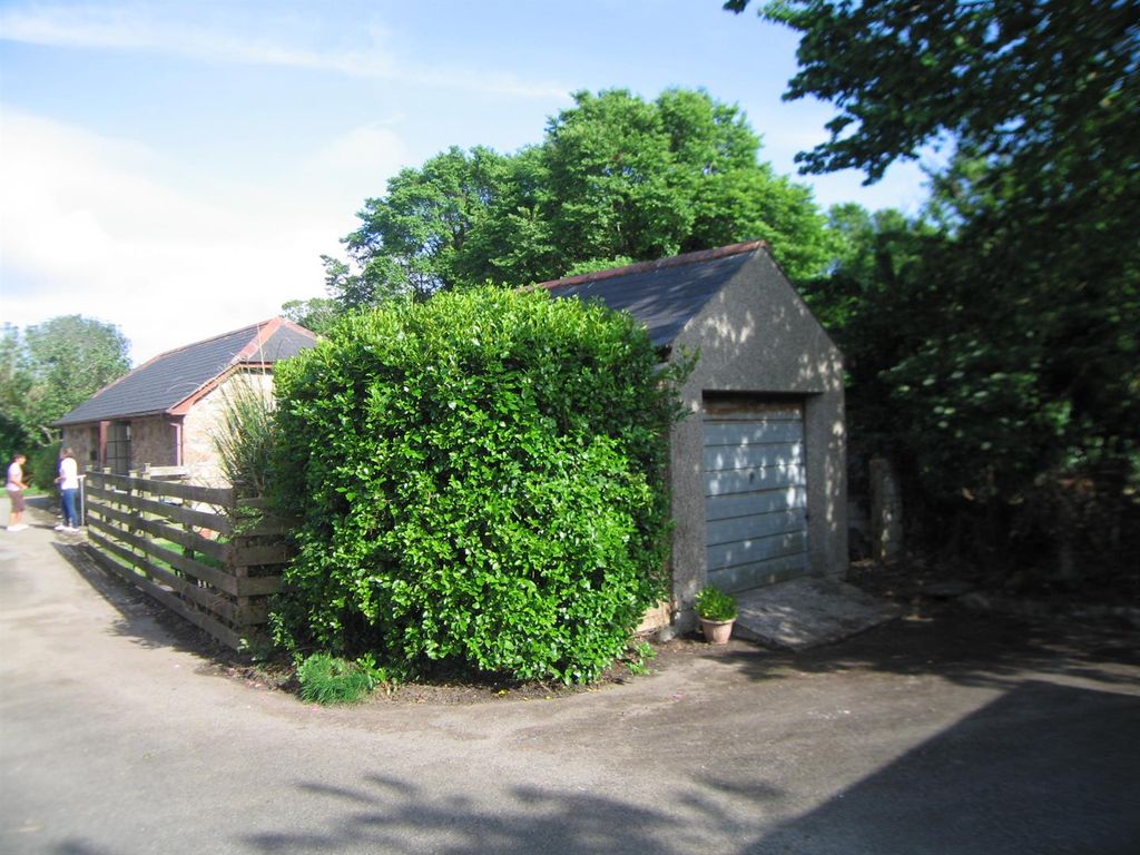 Property photo 3 of 9 Garage