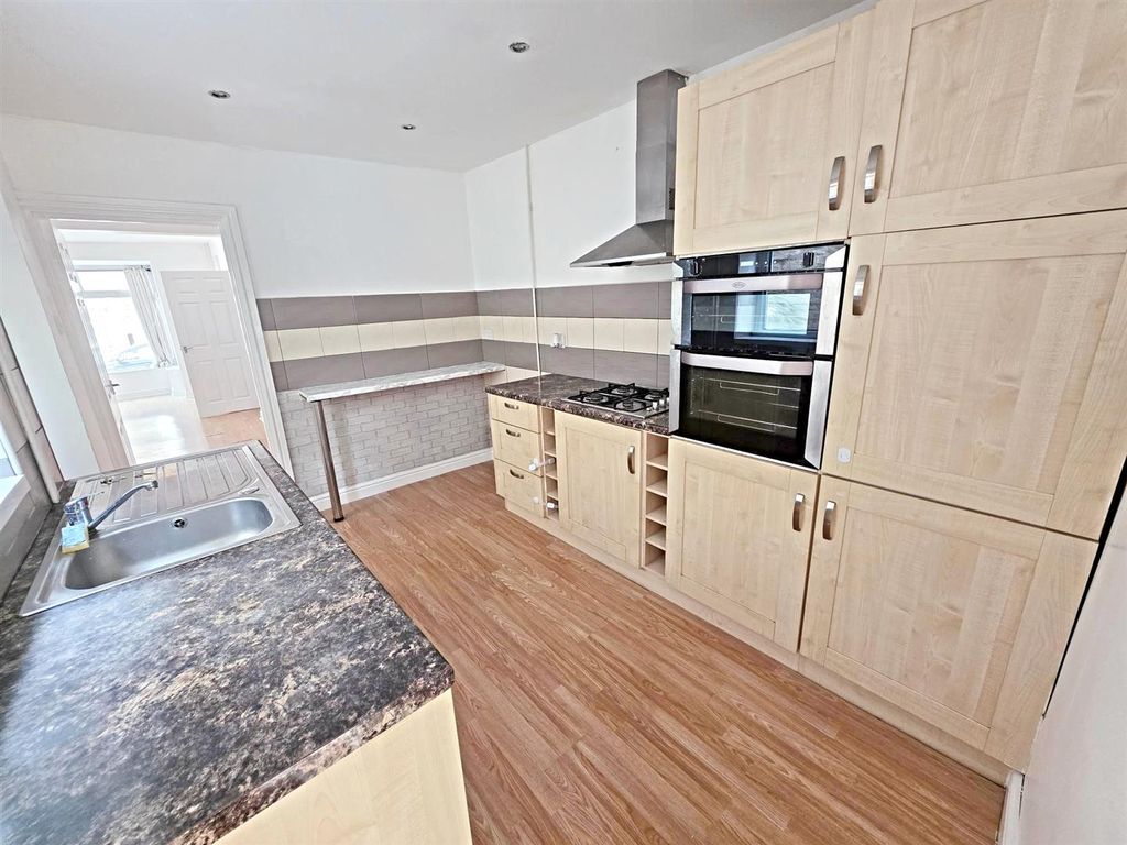 Property photo 3 of 17 Kitchen