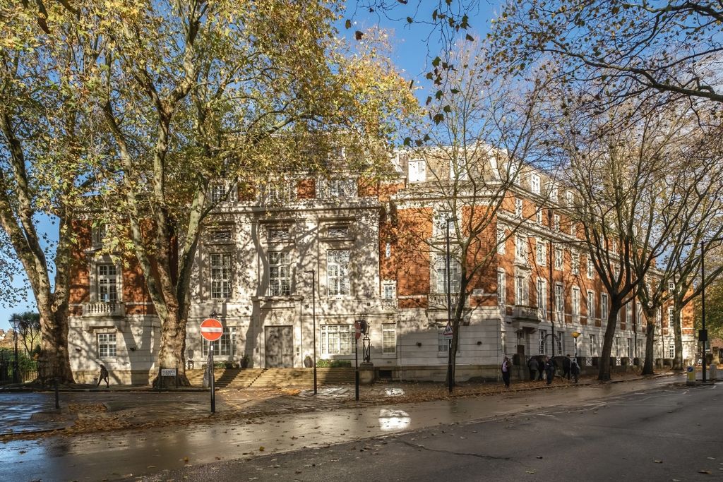 Property photo 1 of 9 Rosebery Avenue