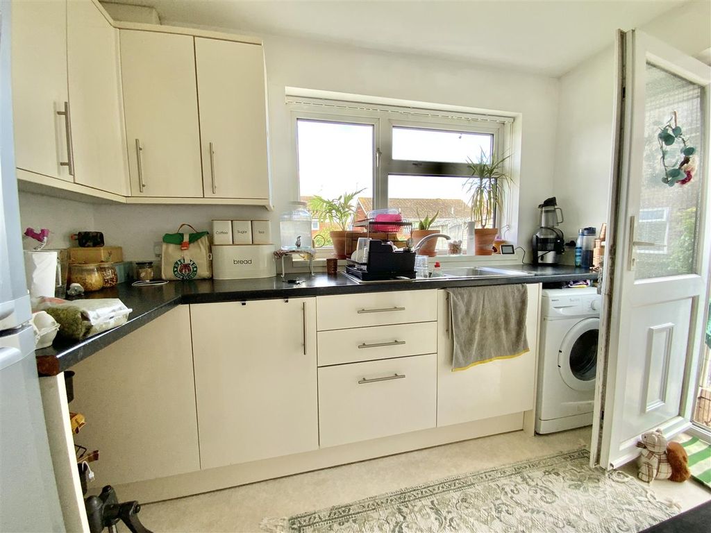 Property photo 3 of 7 Kitchen
