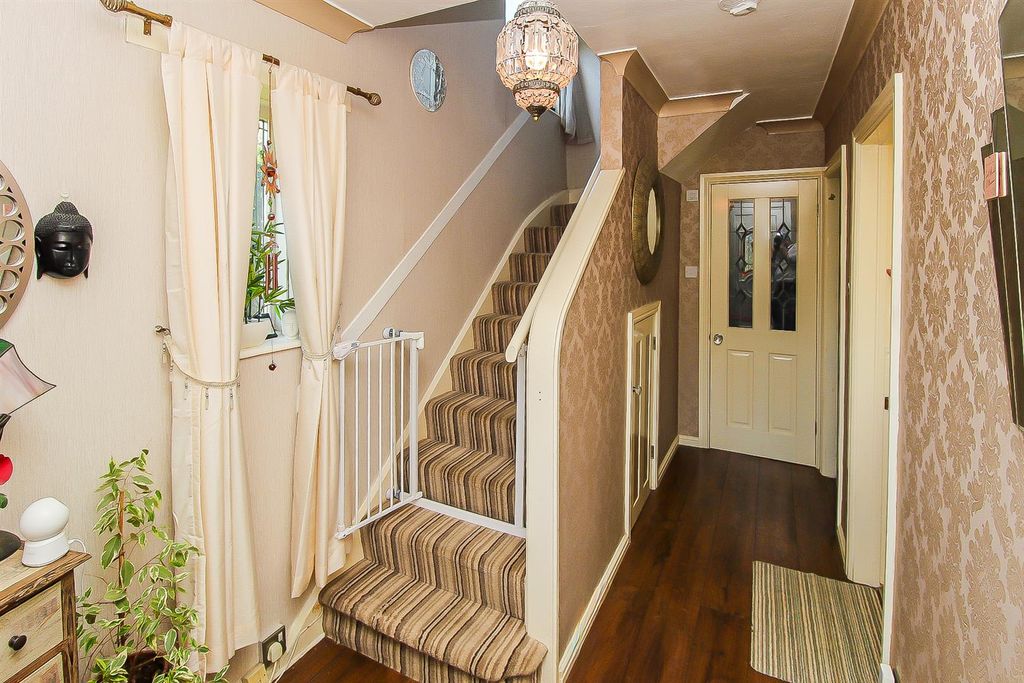 Property photo 2 of 14 Entrace Hall