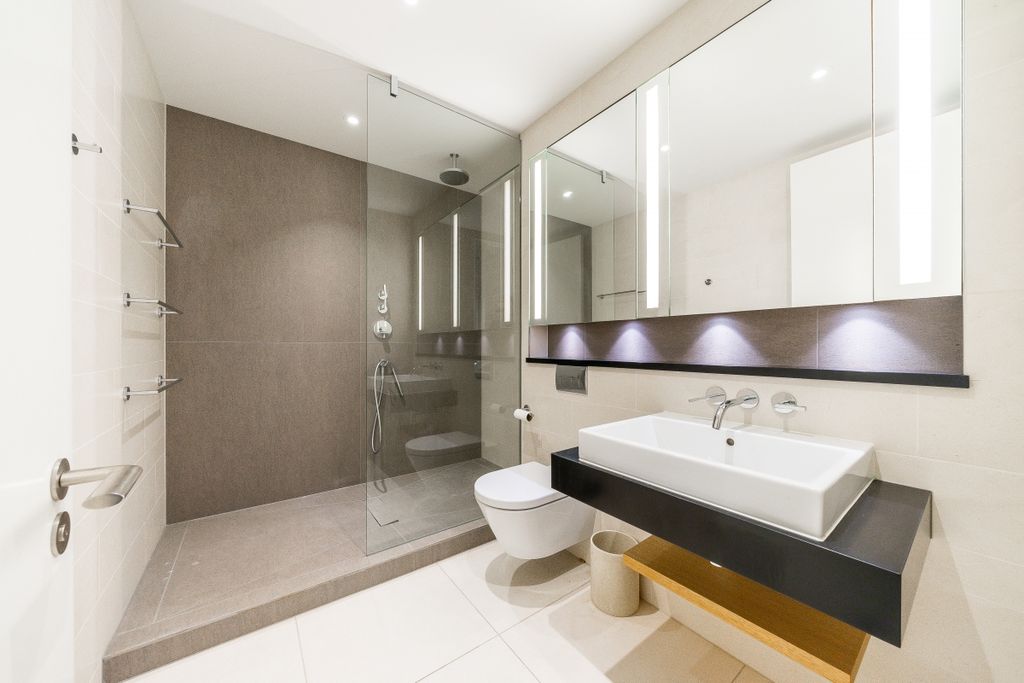 Property photo 3 of 9 Bathroom