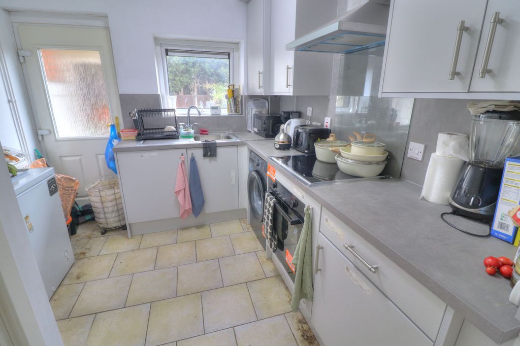 Property photo 2 of 11 Kitchen