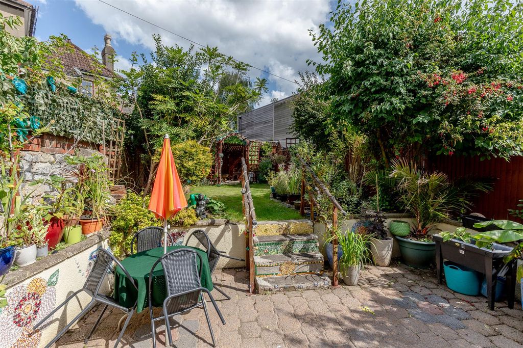 Property photo 3 of 26 1 Brynland Avenue Courtyard