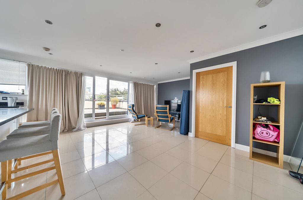 Property photo 1 of 19 16-681E00E647774-...