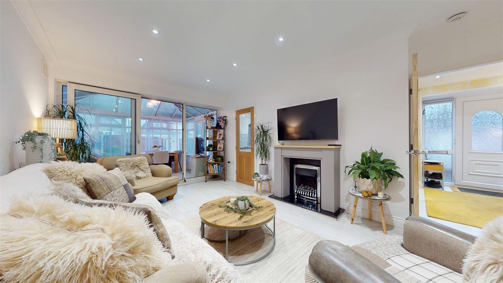 Property photo 2 of 32 Severn Close Living Room