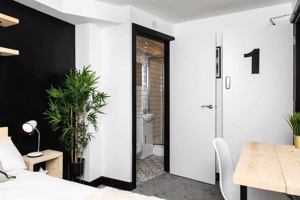 Property photo 2 of 7 46 Dean St Lr-24.Jpg