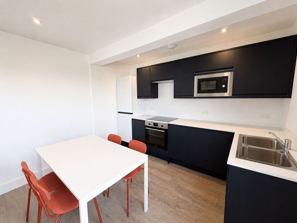 Property photo 1 of 7 High Rd Leytonstone E11