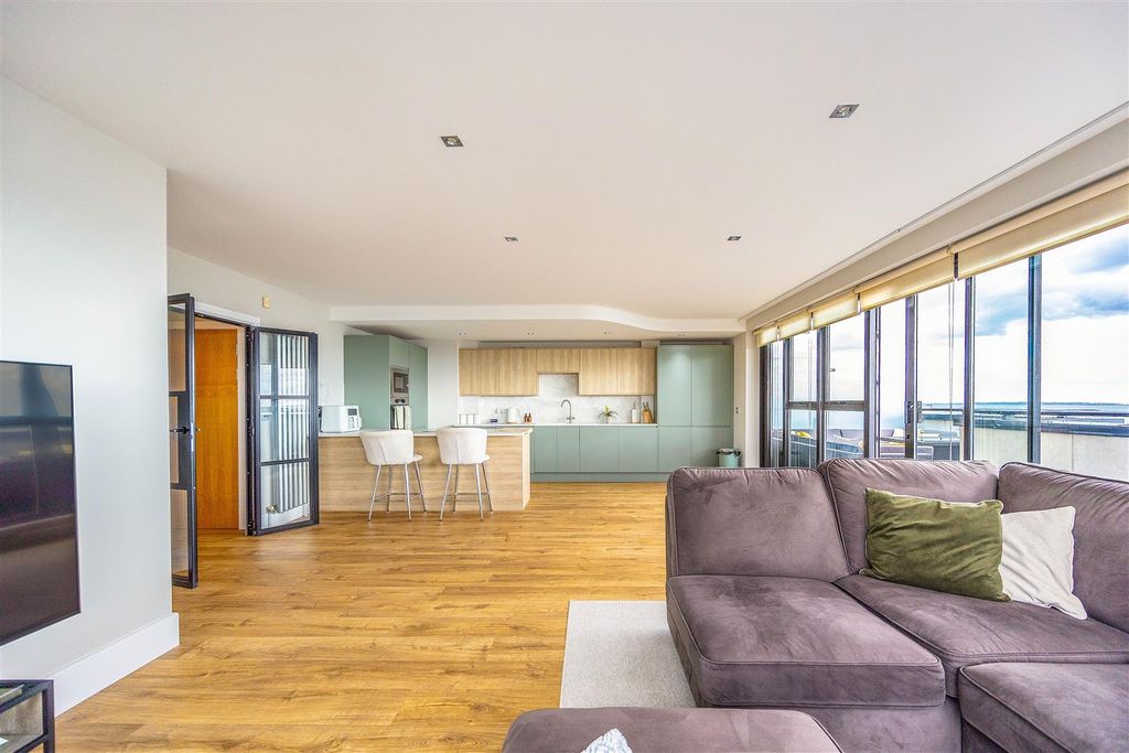 Property photo 2 of 18 Kitchen/Lounge/Diner