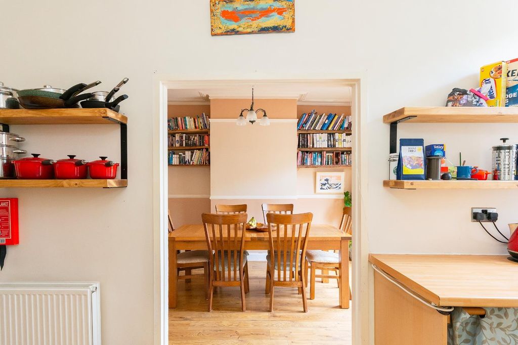 Property photo 3 of 36 9W0Rbn - Kitchen D.Jpg