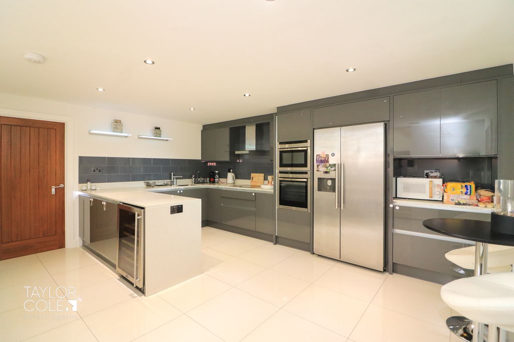 Property photo 3 of 40