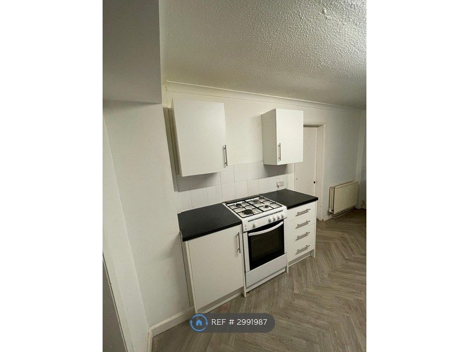 Property photo 3 of 11 Kitchen