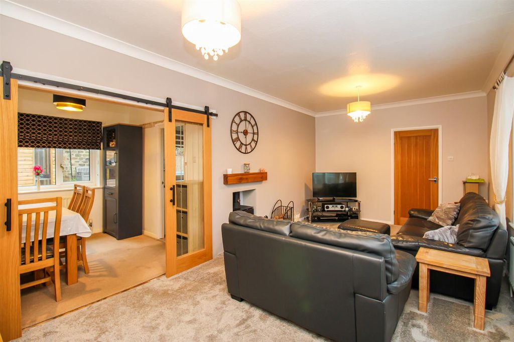 Property photo 3 of 10 Lounge