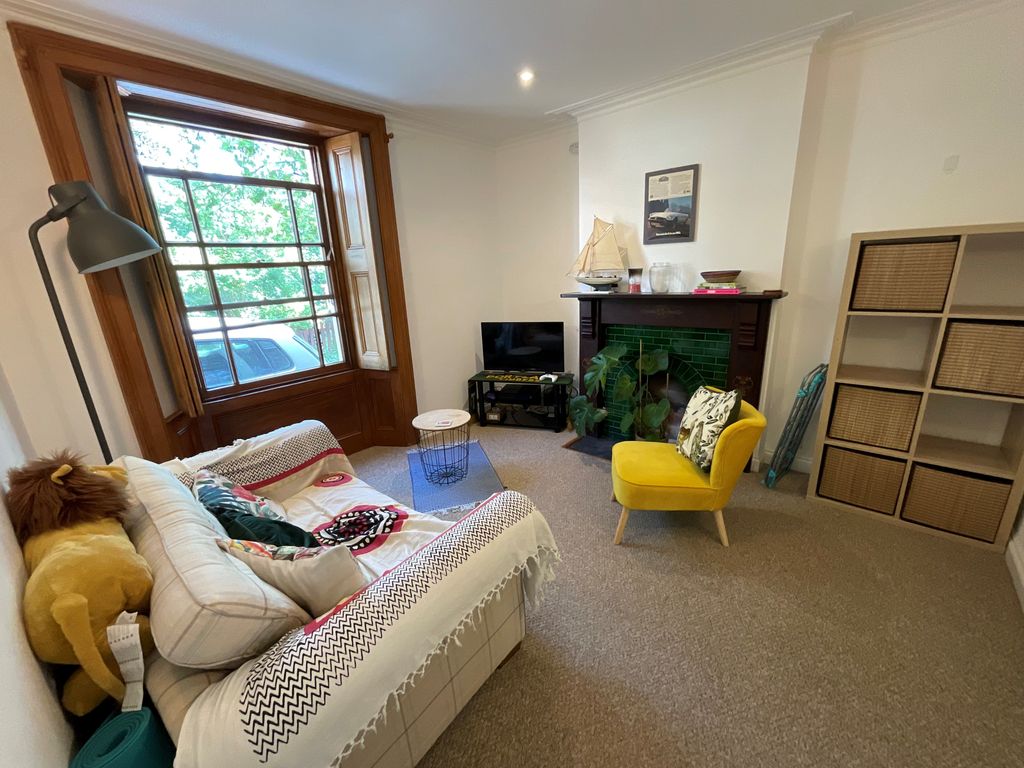 Property photo 3 of 11 Living Space