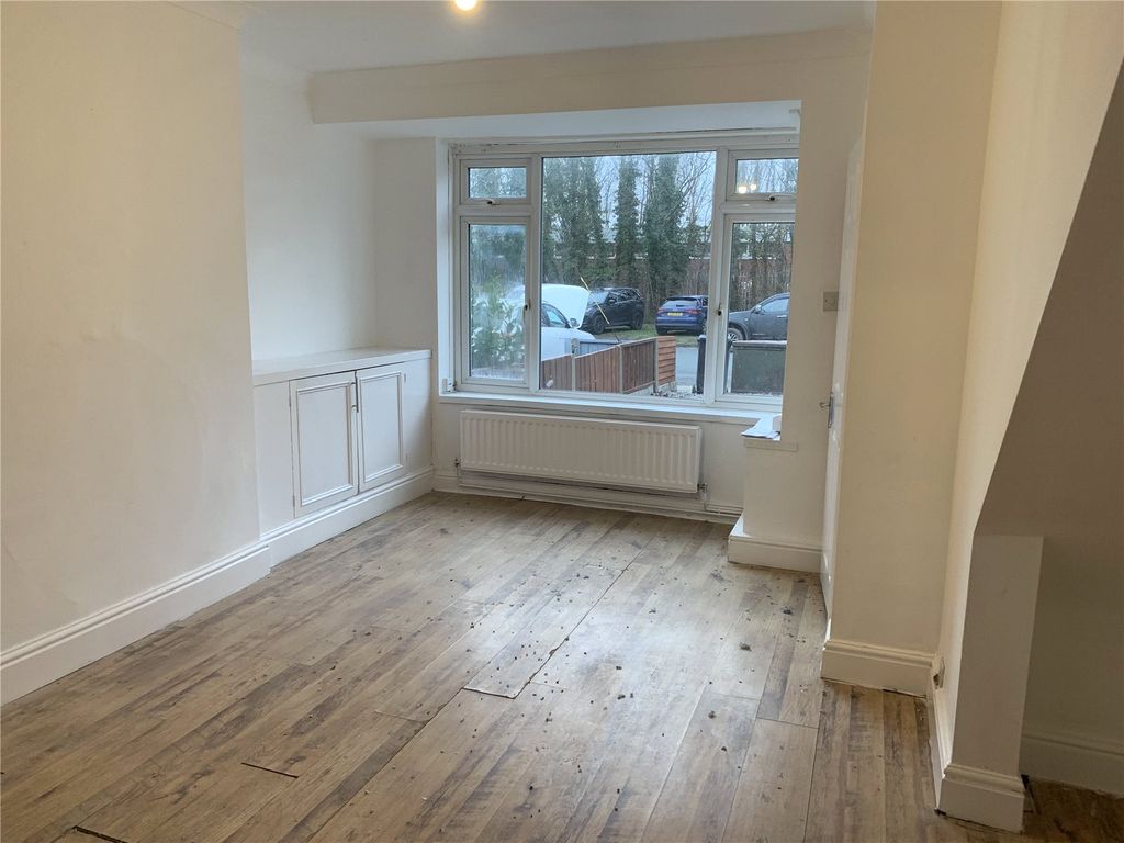 Property photo 3 of 17 Lounge