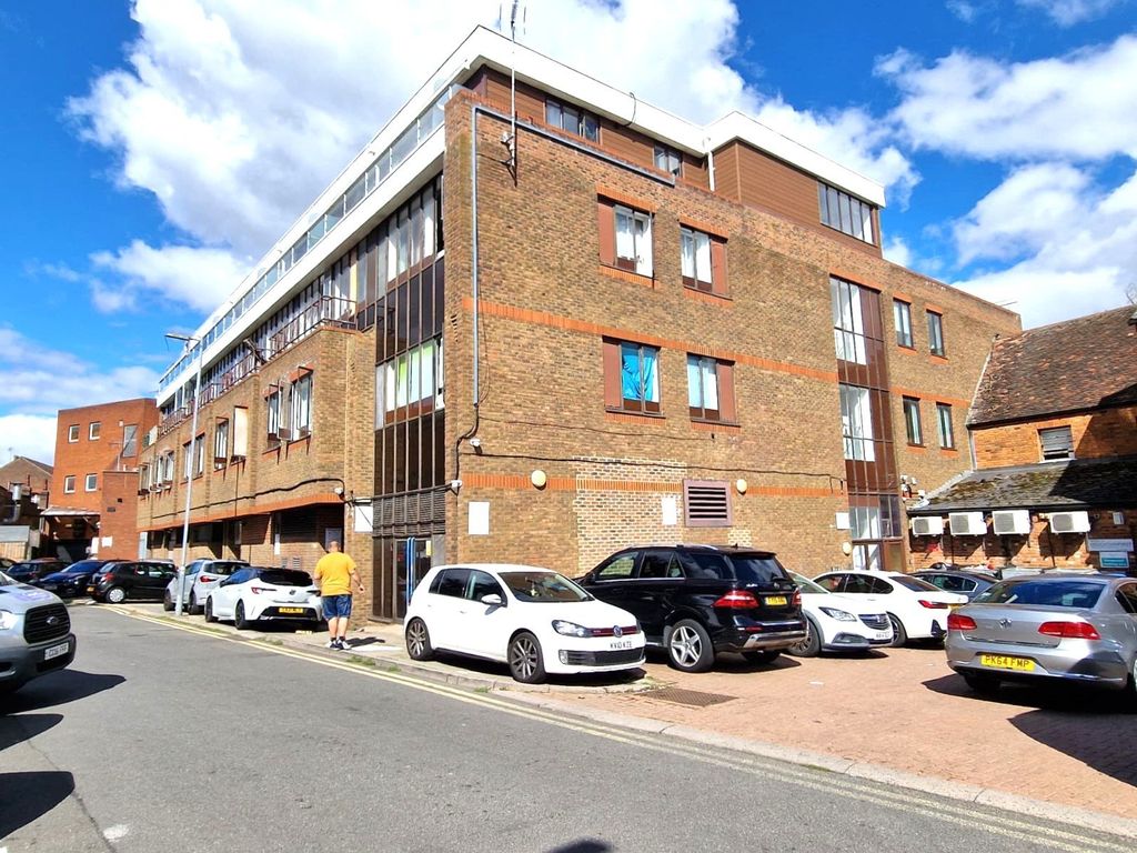 Property photo 1 of 18 A Very Well Presented Two Bedroom Flat Located In The Hearts Of Luton Town, Park Street
