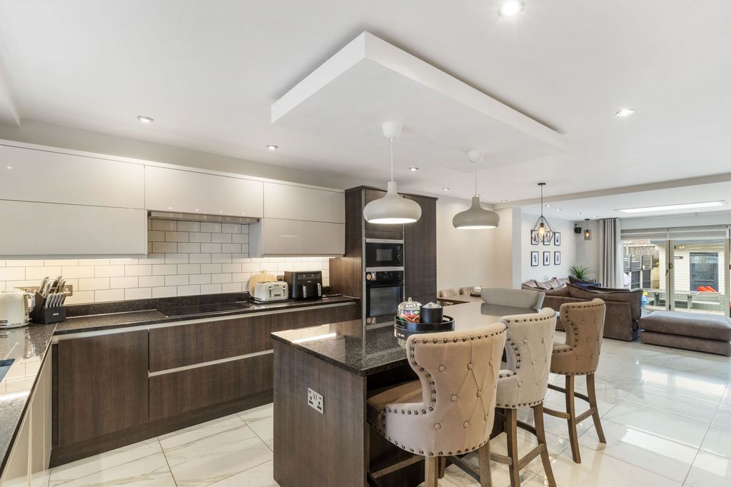 Property photo 3 of 21