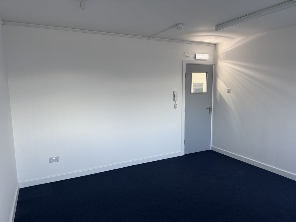 Property photo 1 of 10 160 Sqft Office