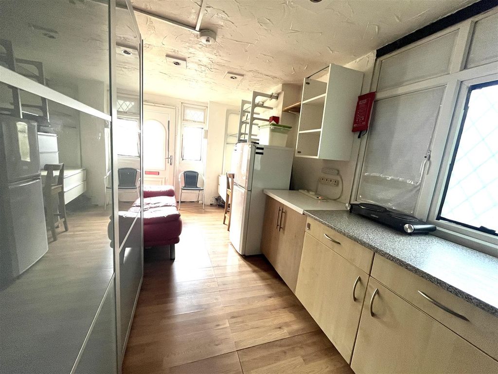 Property photo 3 of 5 Kitchen