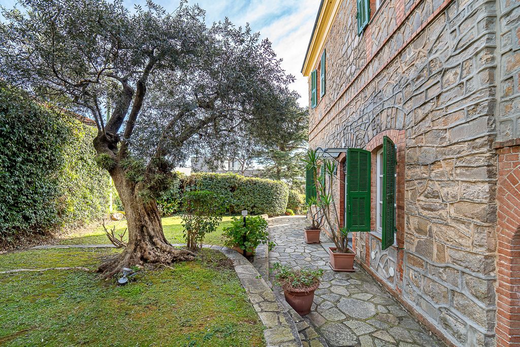 Property photo 2 of 40