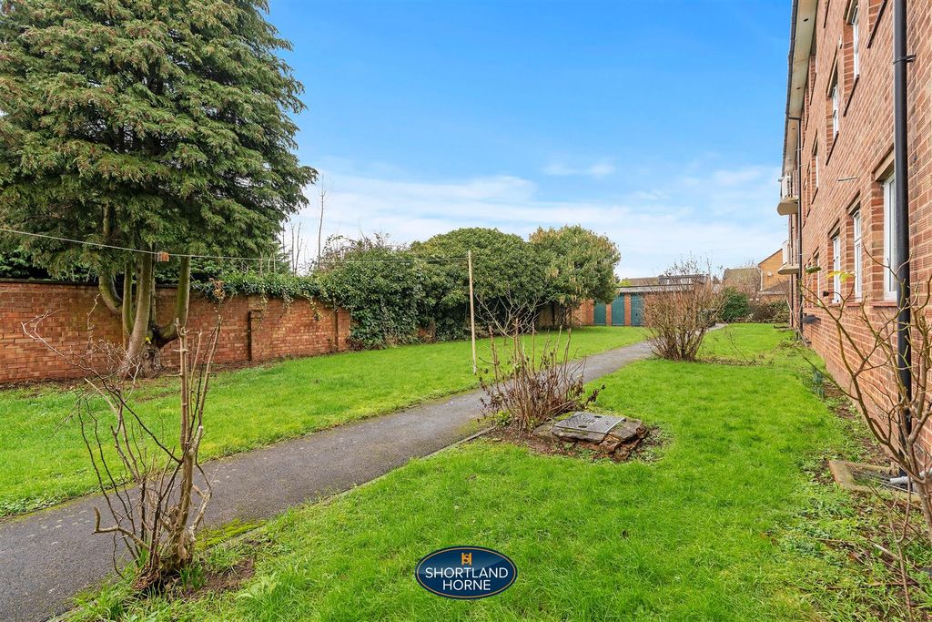 Property photo 2 of 19 87 Charminster Road (17 Of 18).Jpg