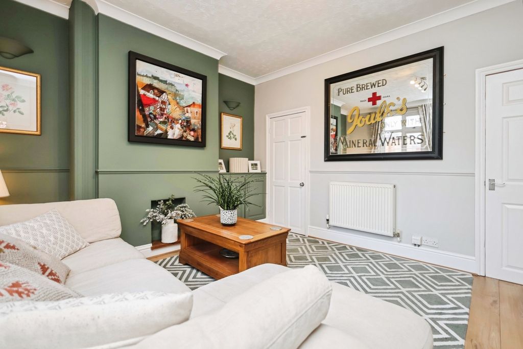 Property photo 3 of 18 Lounge