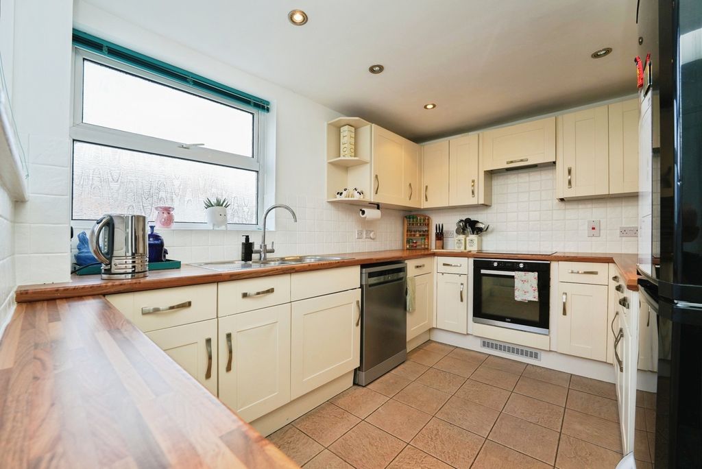 Property photo 3 of 17 Kitchen