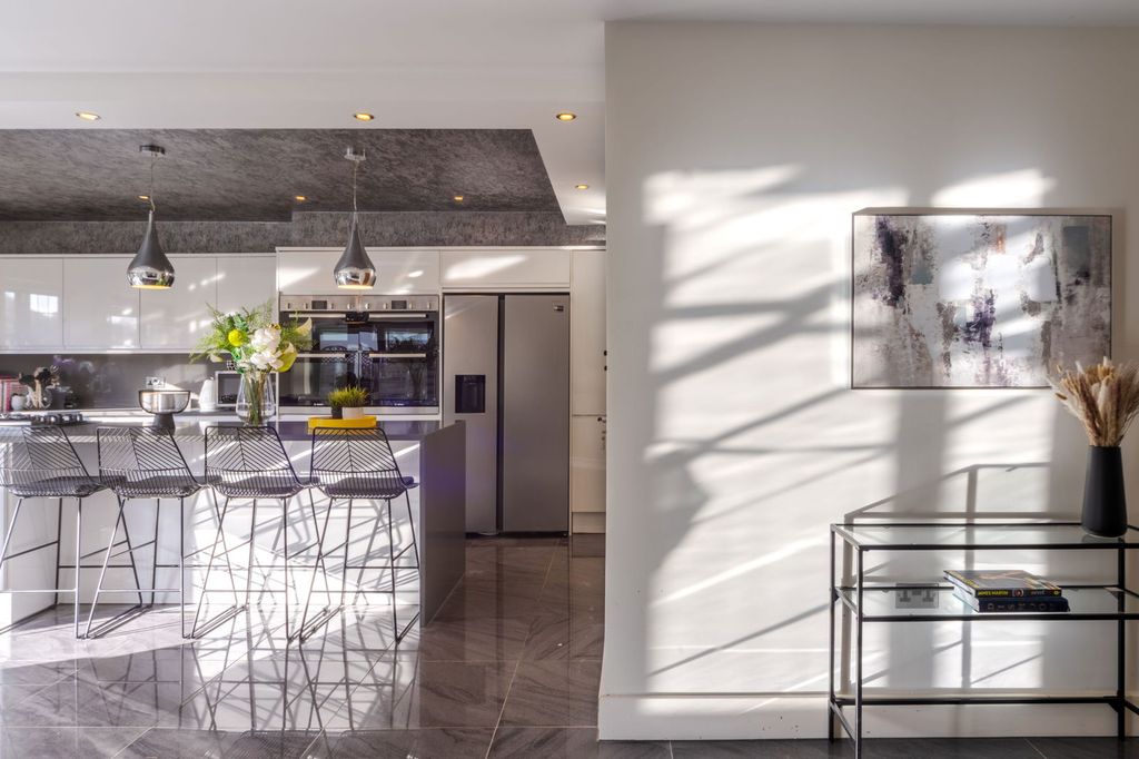 Property photo 2 of 31