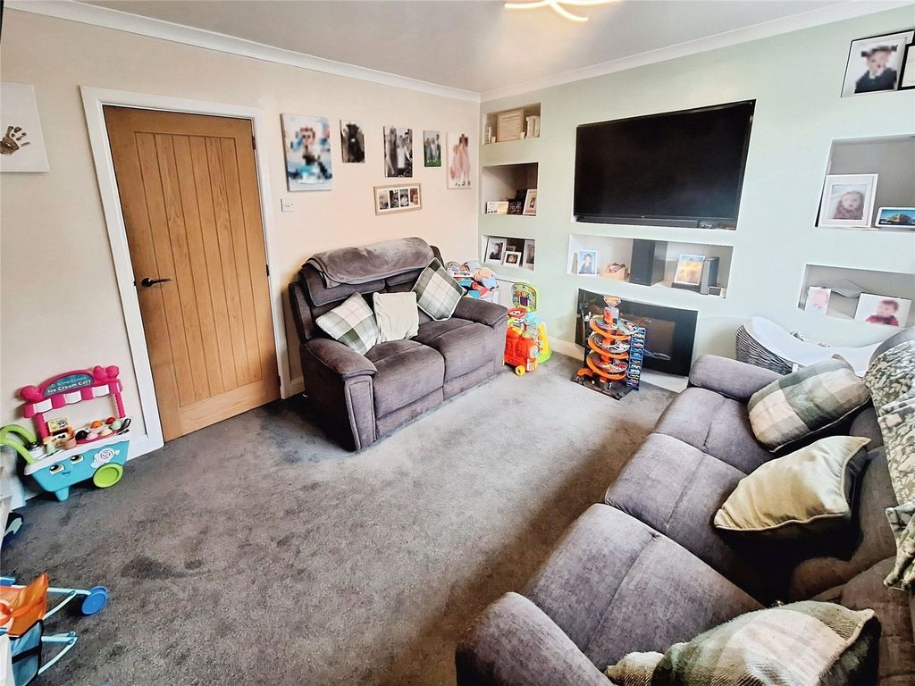 Property photo 2 of 11 Lounge