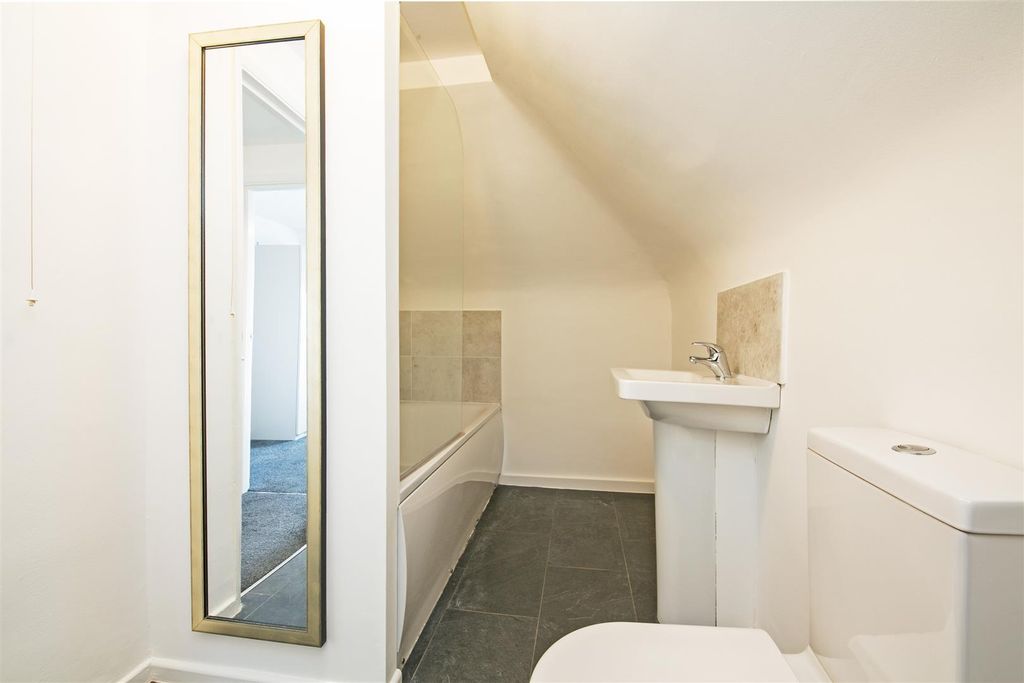 Property photo 1 of 9 F5 66 Longley Road Sw17 Bathroom.Jpg