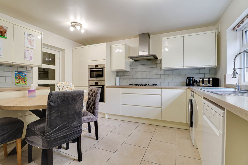 Property photo 3 of 14 Img2075Img2077