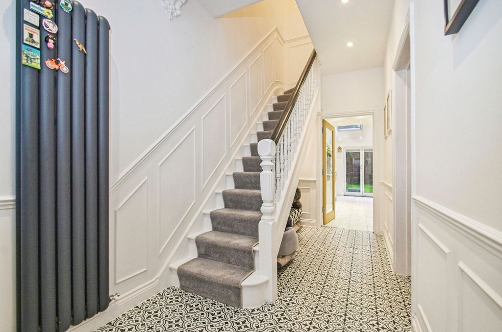 Property photo 2 of 19 Hallway