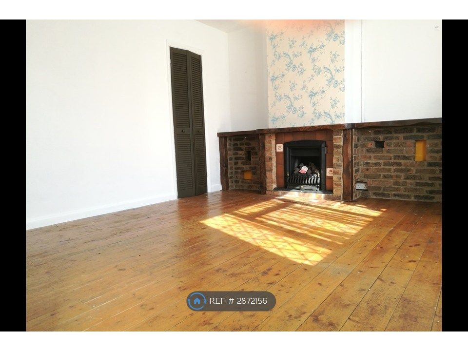 Property photo 1 of 8 Living Room