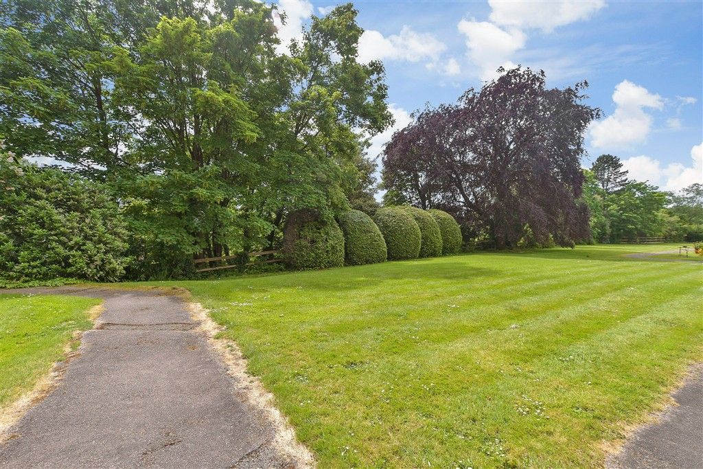 Property photo 2 of 10 Communal Gardens