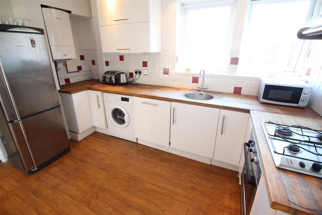 Property photo 3 of 7 Kitchen