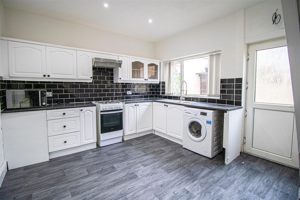 Property photo 3 of 6 Kitchen