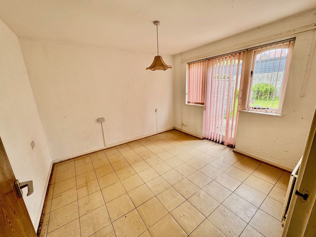 Property photo 3 of 10 4
