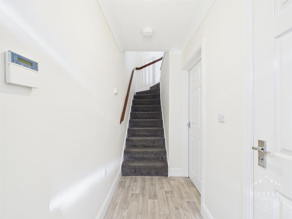 Property photo 2 of 16 Entrance Hall