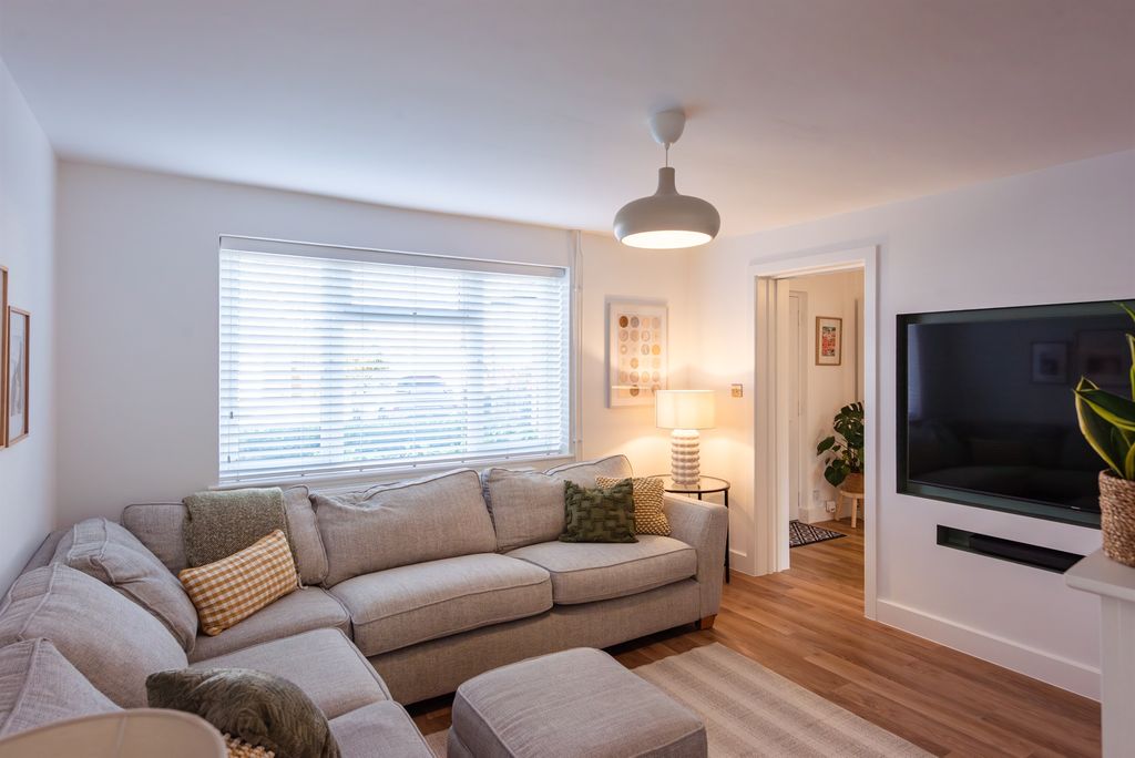 Property photo 3 of 27 Lounge