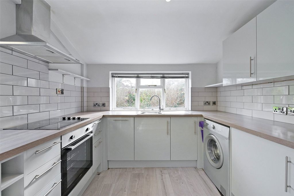 Property photo 3 of 11 Kitchen