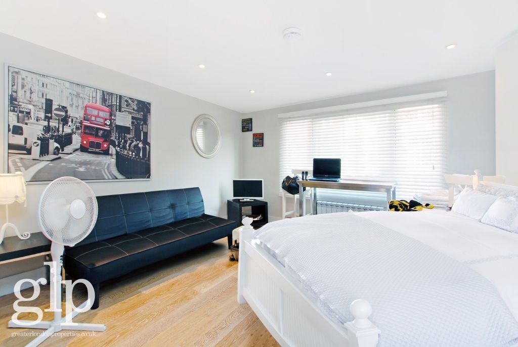 Property photo 1 of 6 987200
