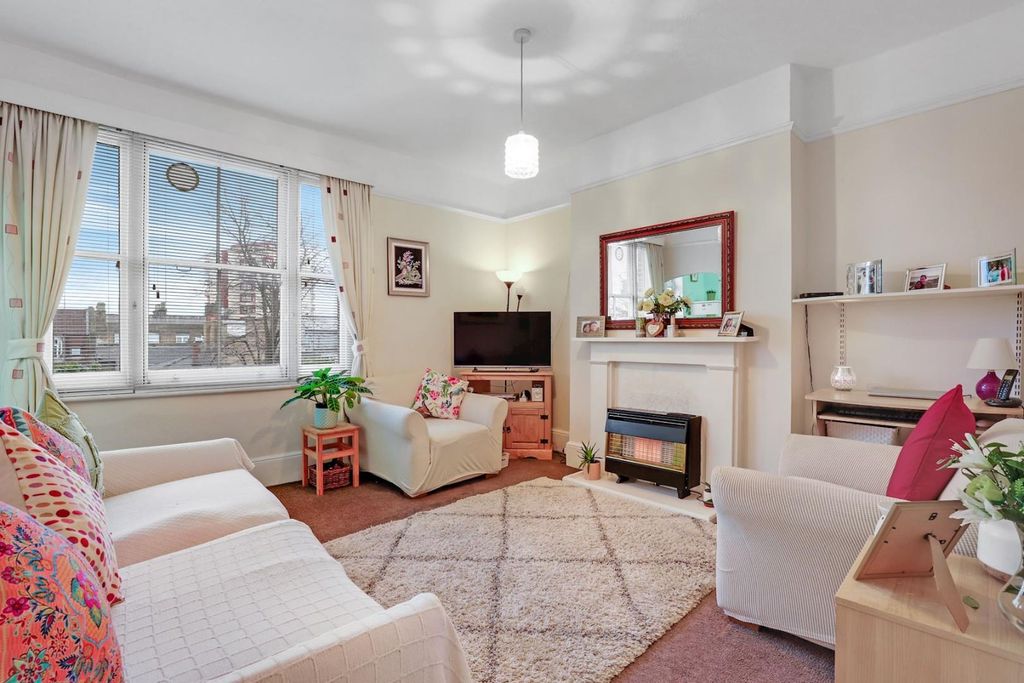 Property photo 2 of 15 05-06Dfjhpropwpen - 9 Suffolk Road - 13-Medium.Jpg