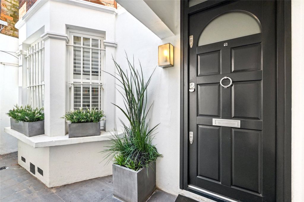 Property photo 3 of 10 Entrance - Exterior