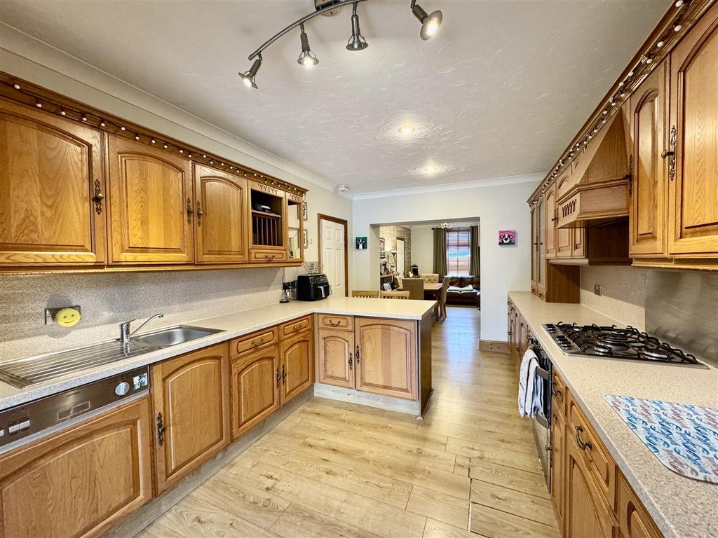 Property photo 3 of 28 Kitchen