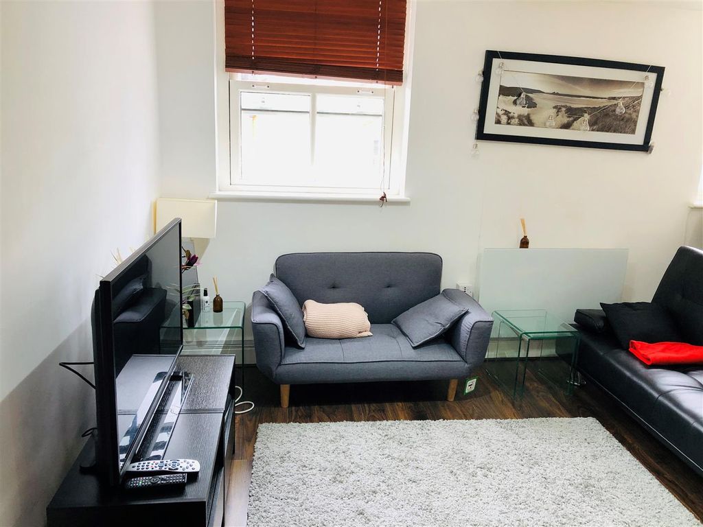 Property photo 3 of 19 One Bedroom  For Rent, Sw5, Maxwellproperties.Co.uk