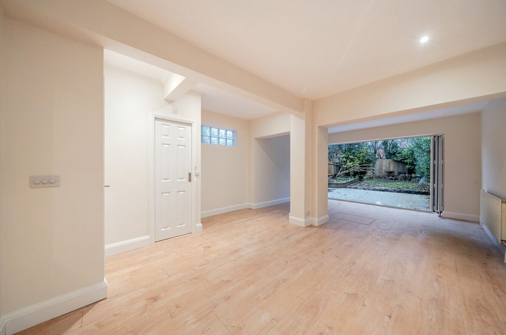 Property photo 2 of 18 Picture No. 32