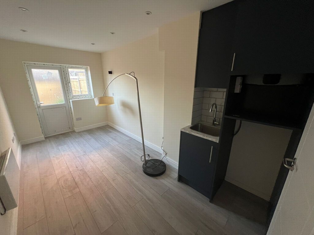 Property photo 2 of 6 Photo 6