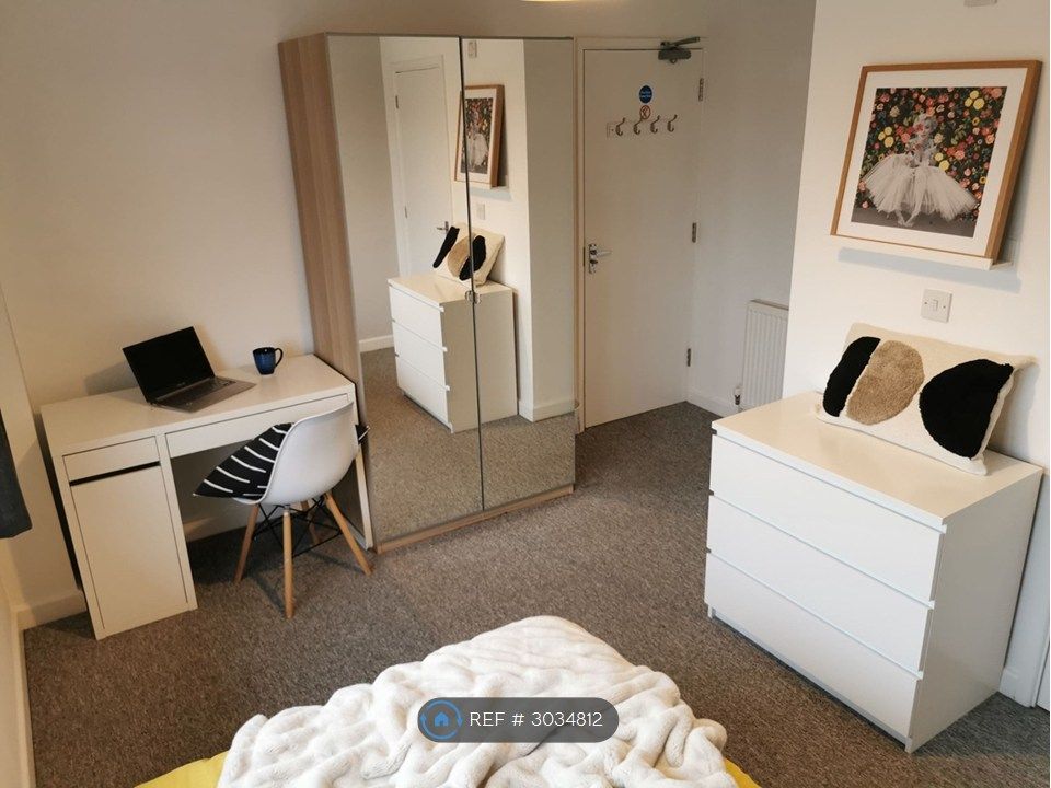 Property photo 3 of 12 Room 5: Spacious Double En-Suite Room